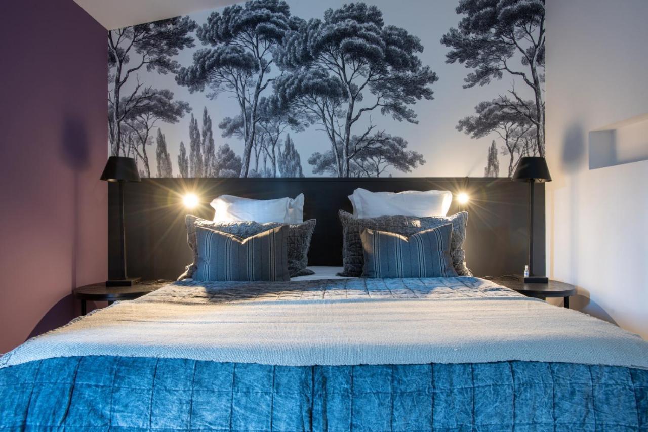 Zimmer mit Kingsize-Bett und Gartenblick.