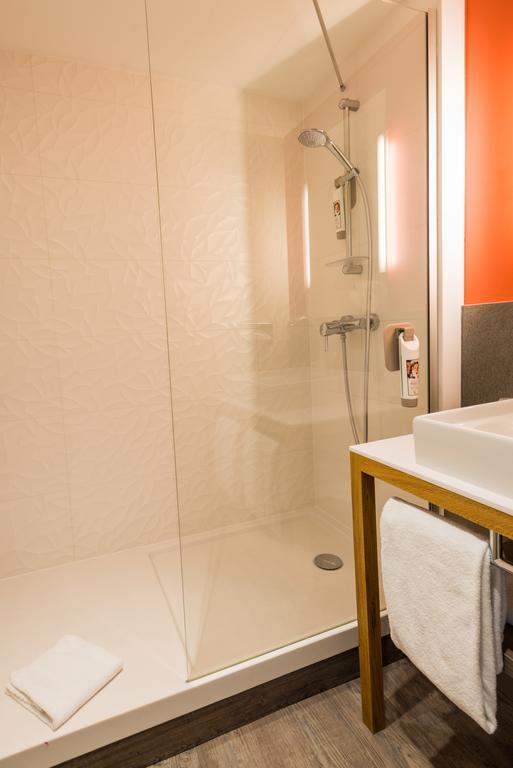 Standard Room with 1 Double Bed and 2 Single Beds