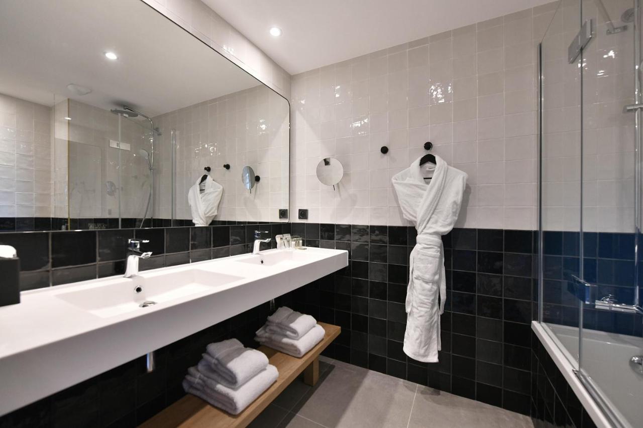 Deluxe Suite - 1 King Bed 2 Sofa Beds for 1 person