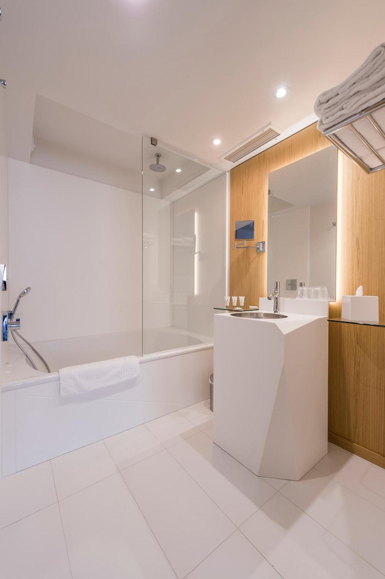 Two Adjacent Double Rooms  communicating