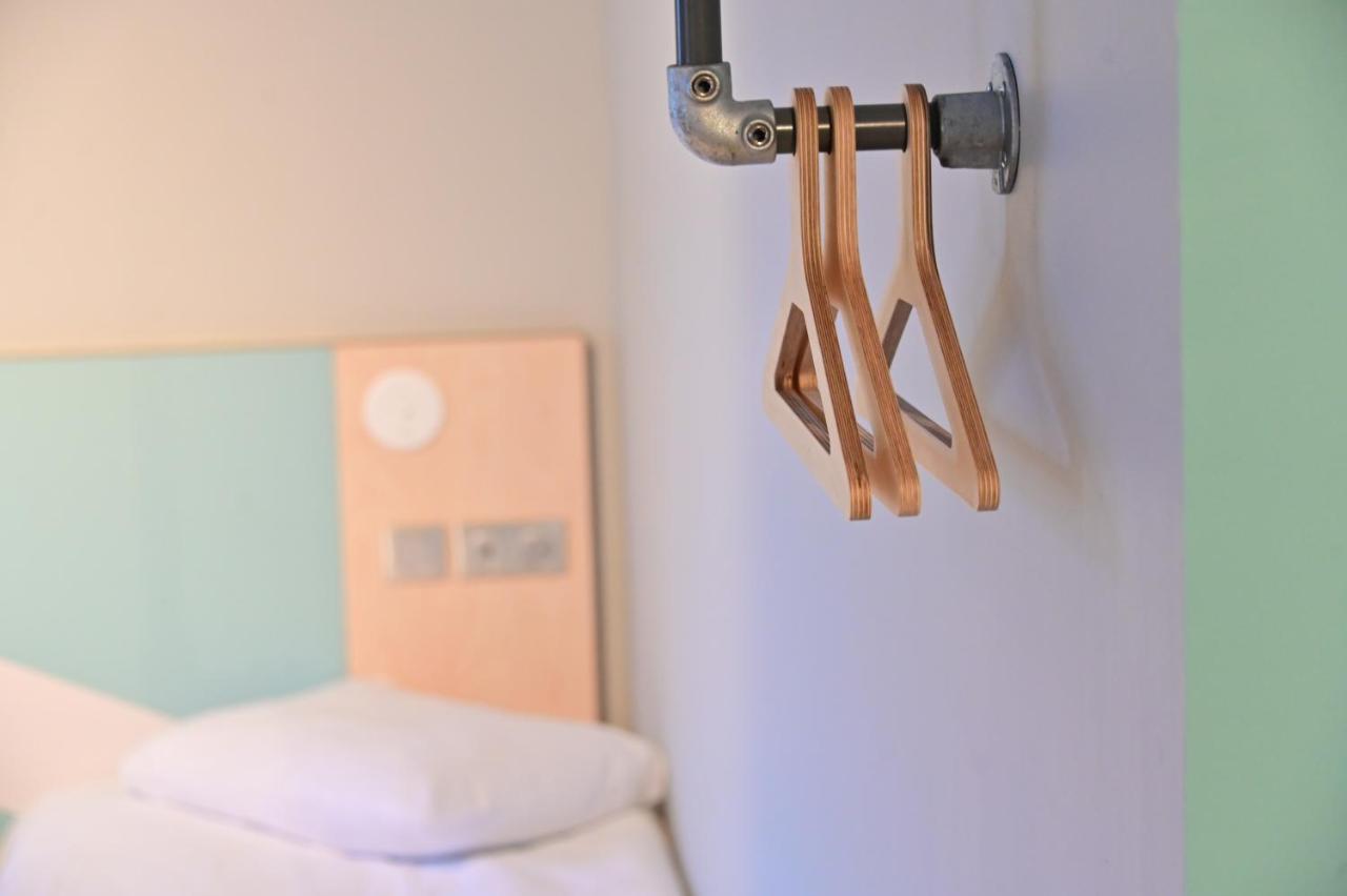 Familienzimmer mit 1 Doppelbett und 2 Einzelbetten