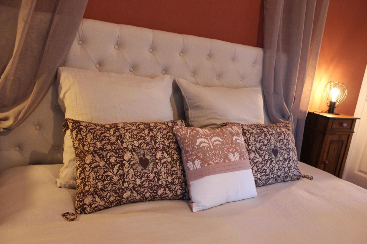 Suite con cama extragrande y vistas a la piscina