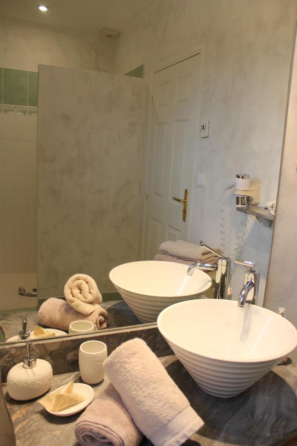 Suite con cama extragrande y vistas a la piscina