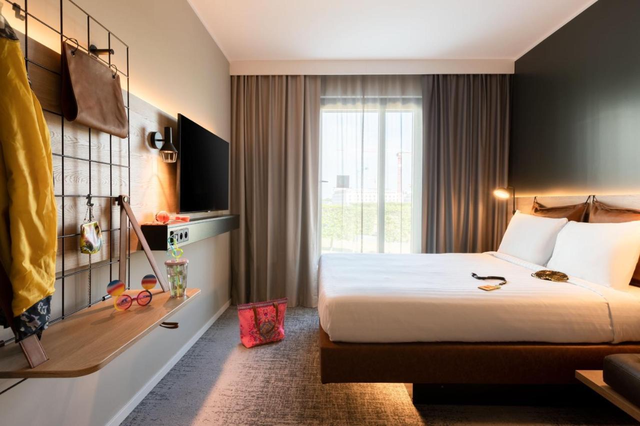 Moxy Queen Room