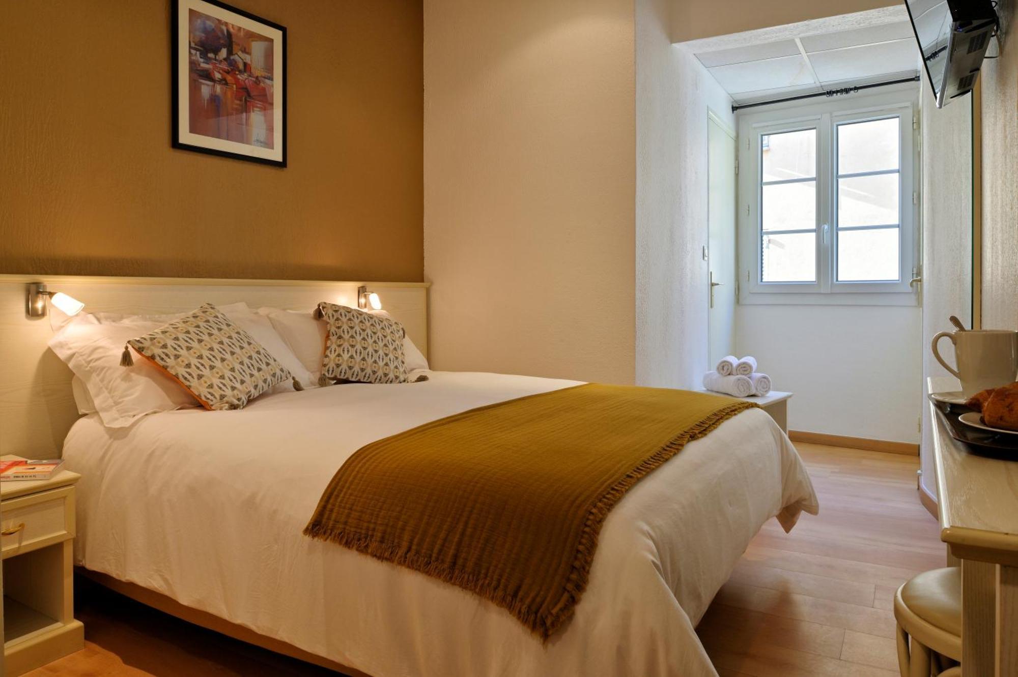 Double Room - Street Side