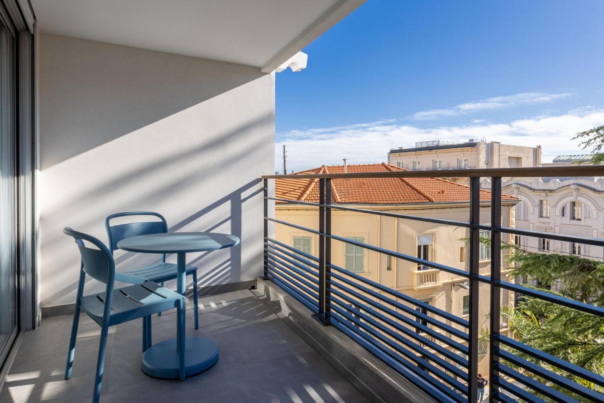One-Bedroom Queen Suite with Balcony
