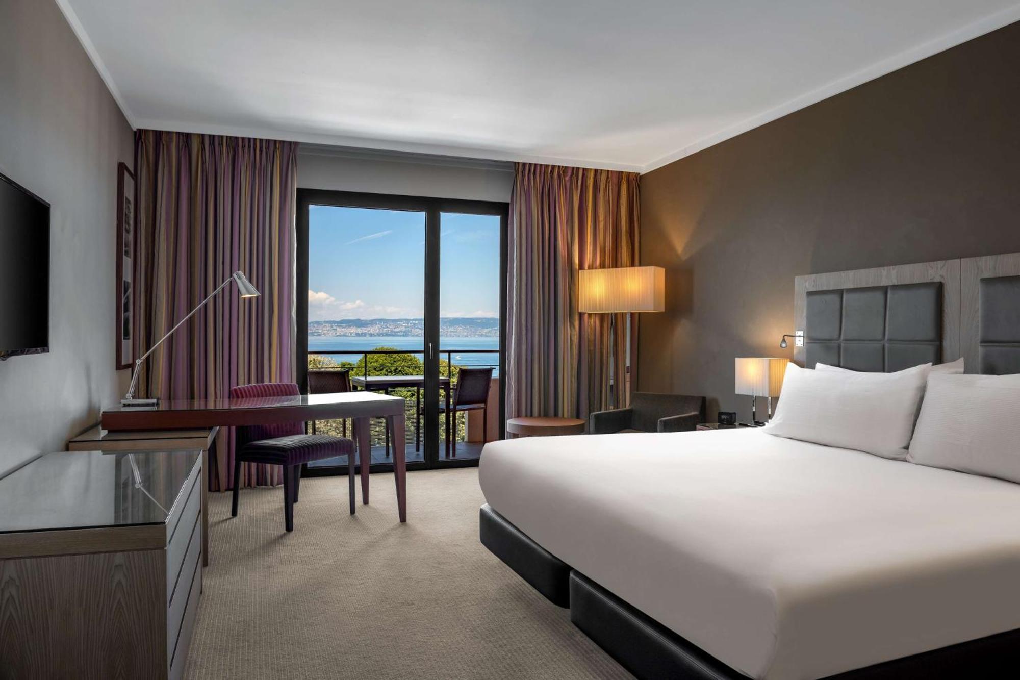 Executive King Room with Access to Executive Lounge