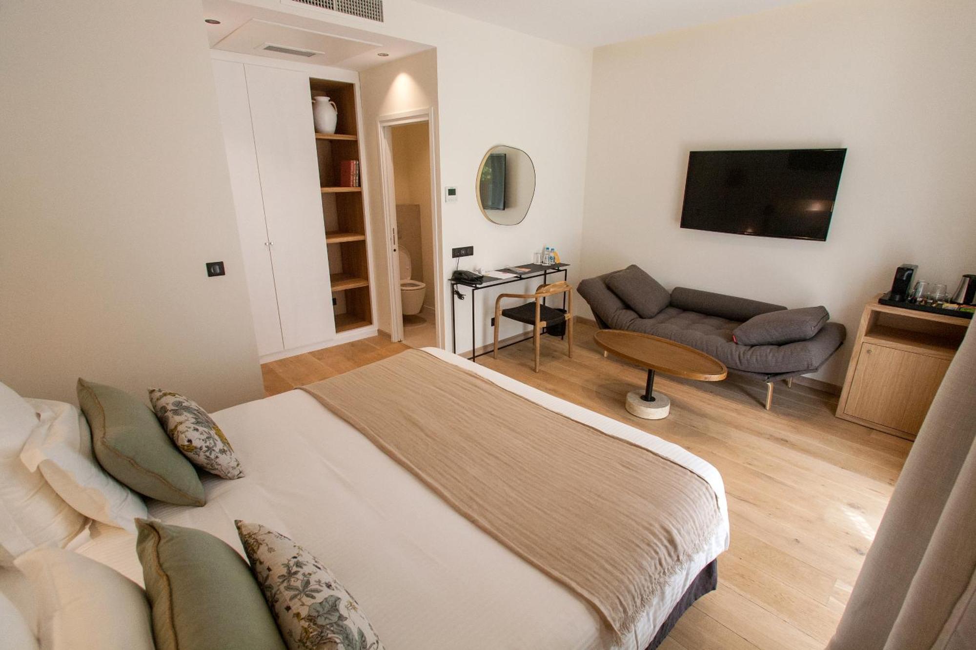 Großes Doppelzimmer mit Gartenblick