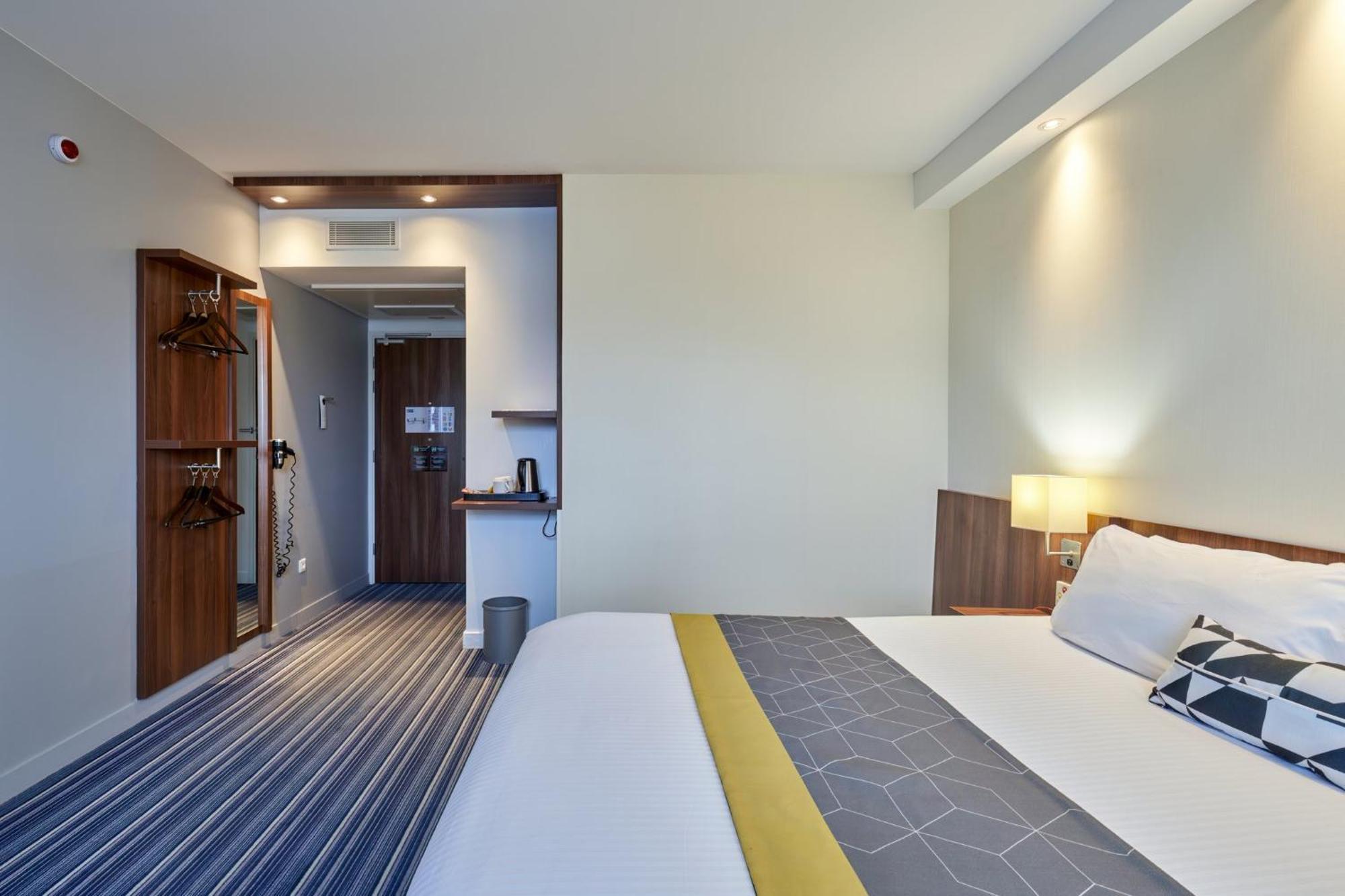 Standard Queen Room - Accessible with Free Breakfast