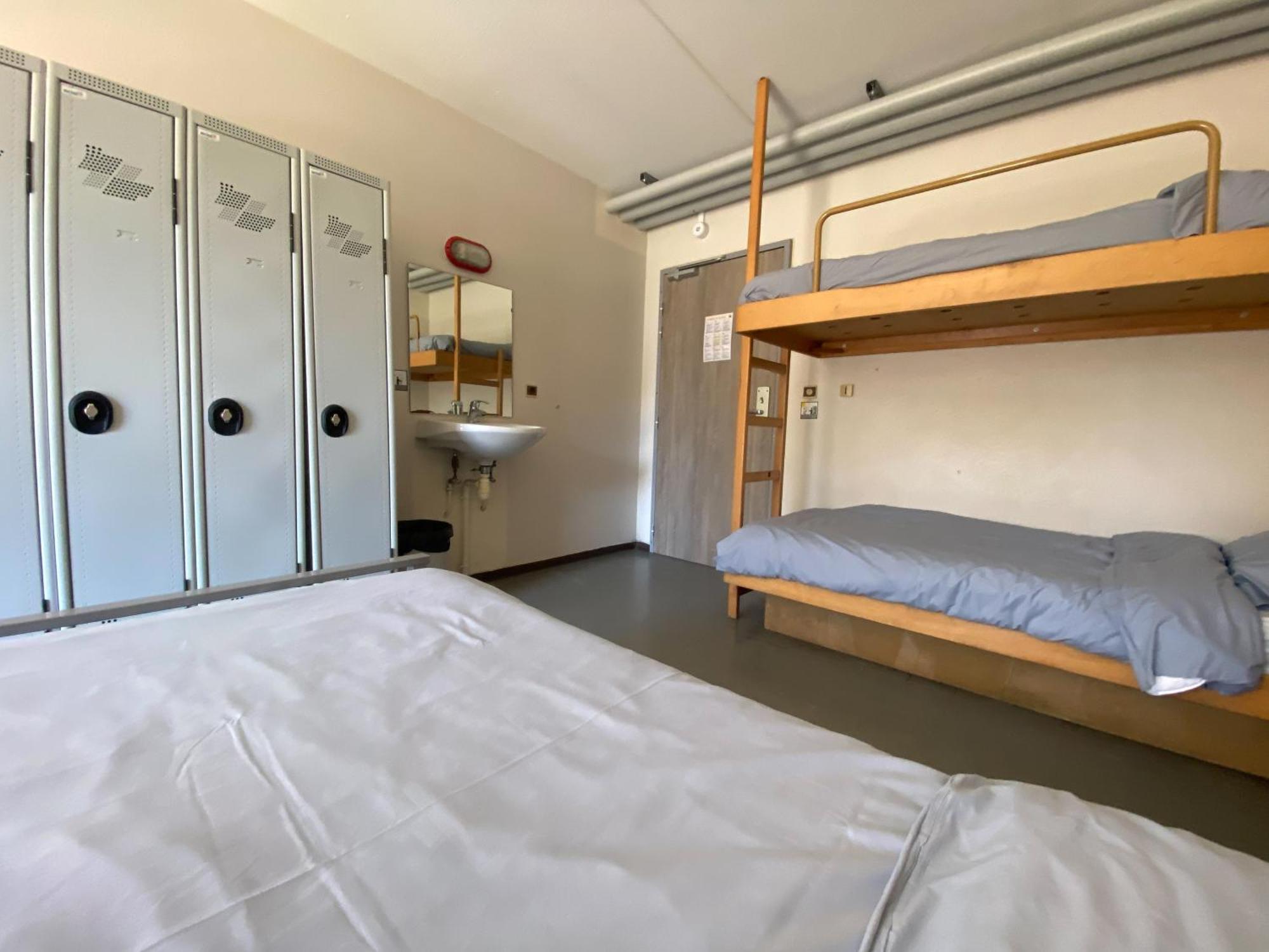 Vierbettzimmer mit Bad