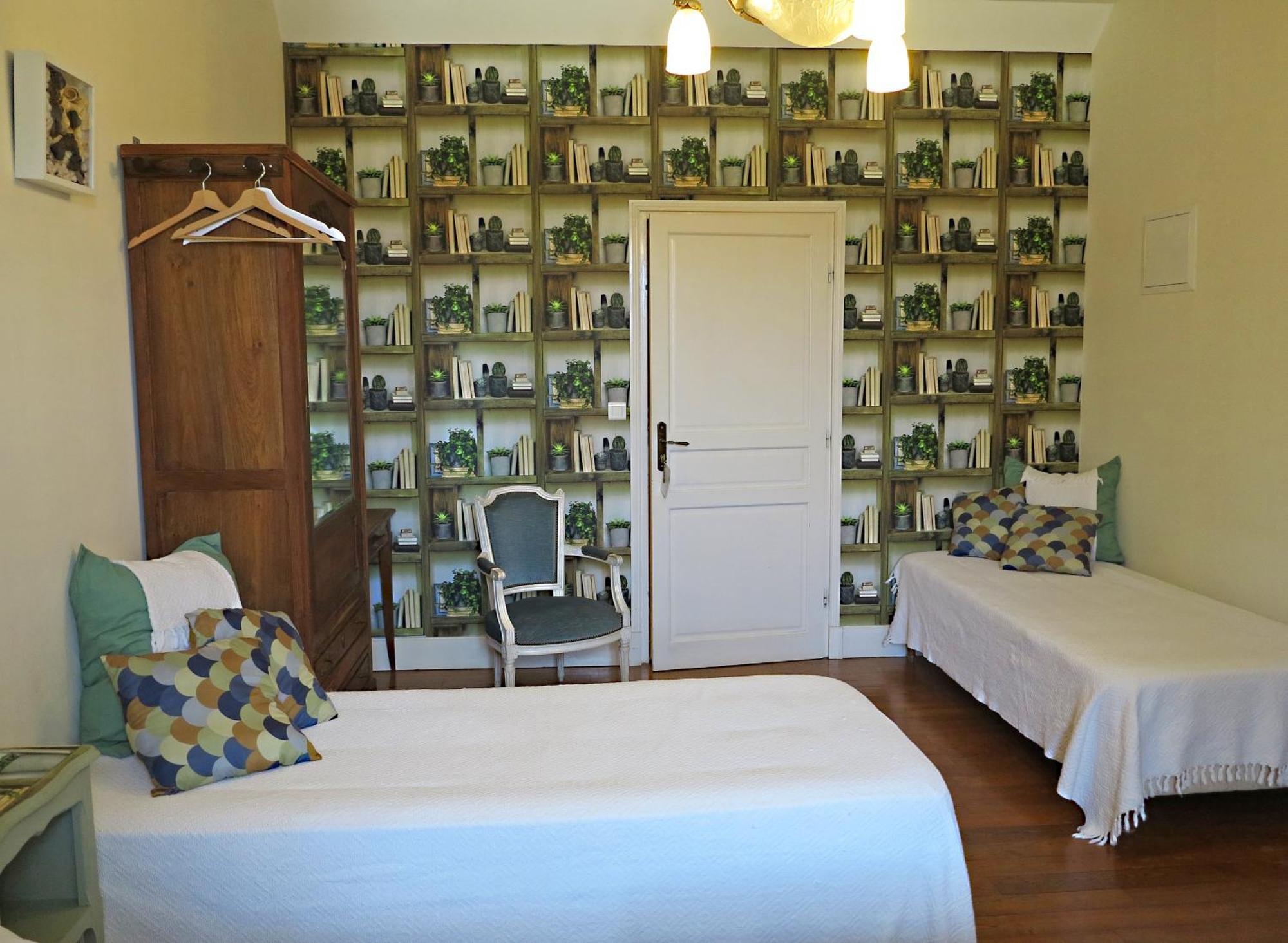 Dreibettzimmer mit Dusche
