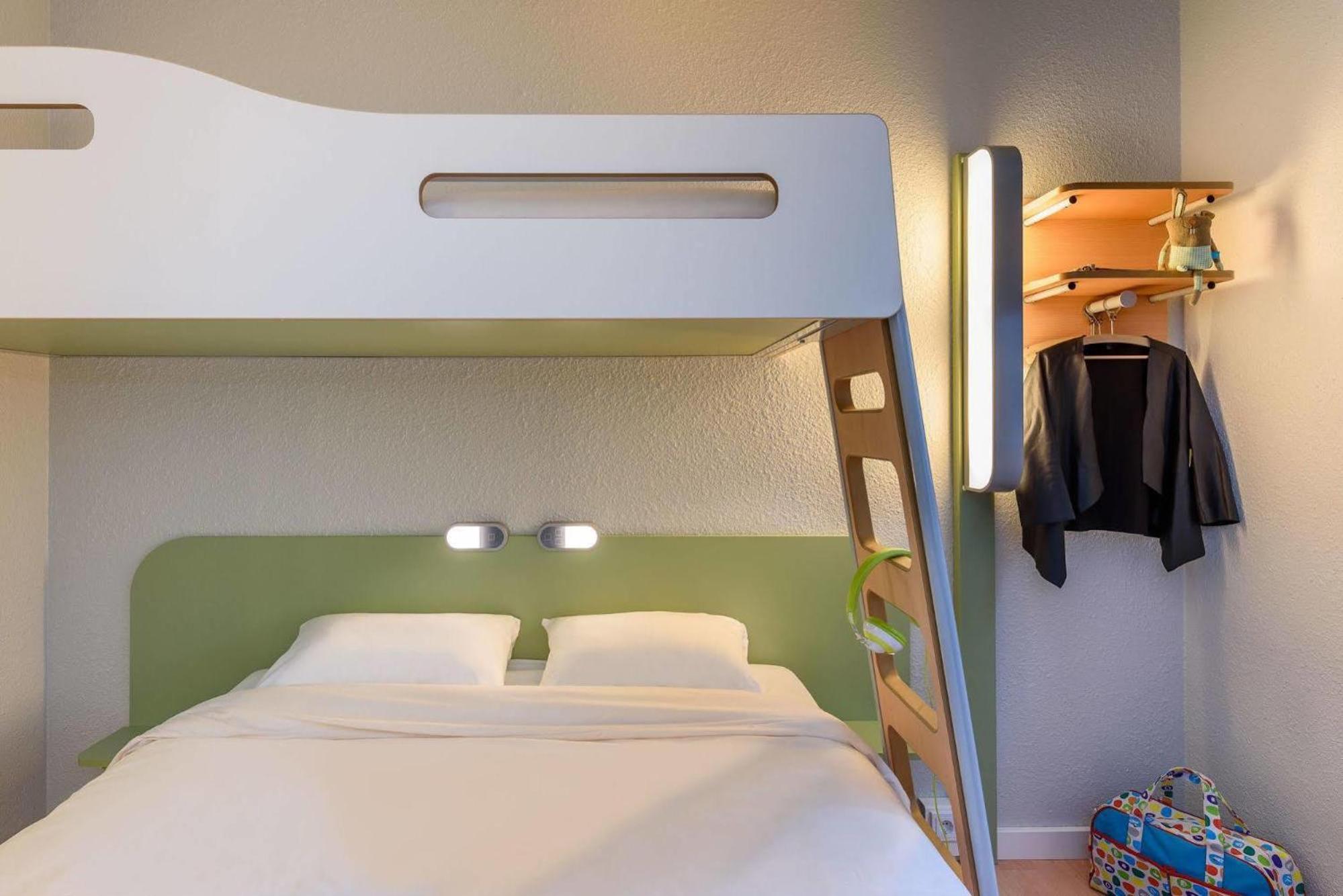 Driepersoonskamer met 1 Tweepersoonsbed en 1 Stapelbed