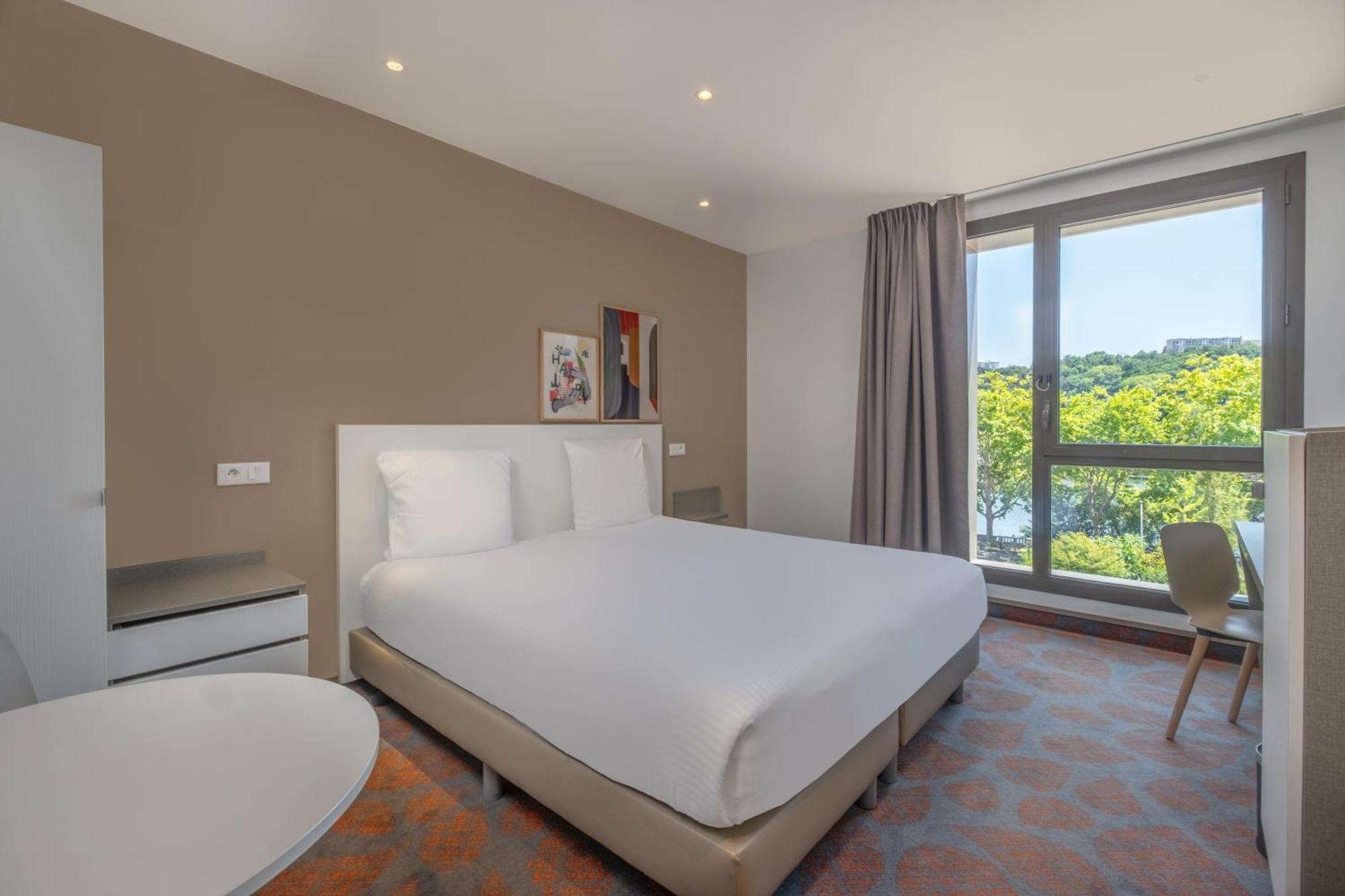 Zimmer mit Kingsize-Bett und Flussblick