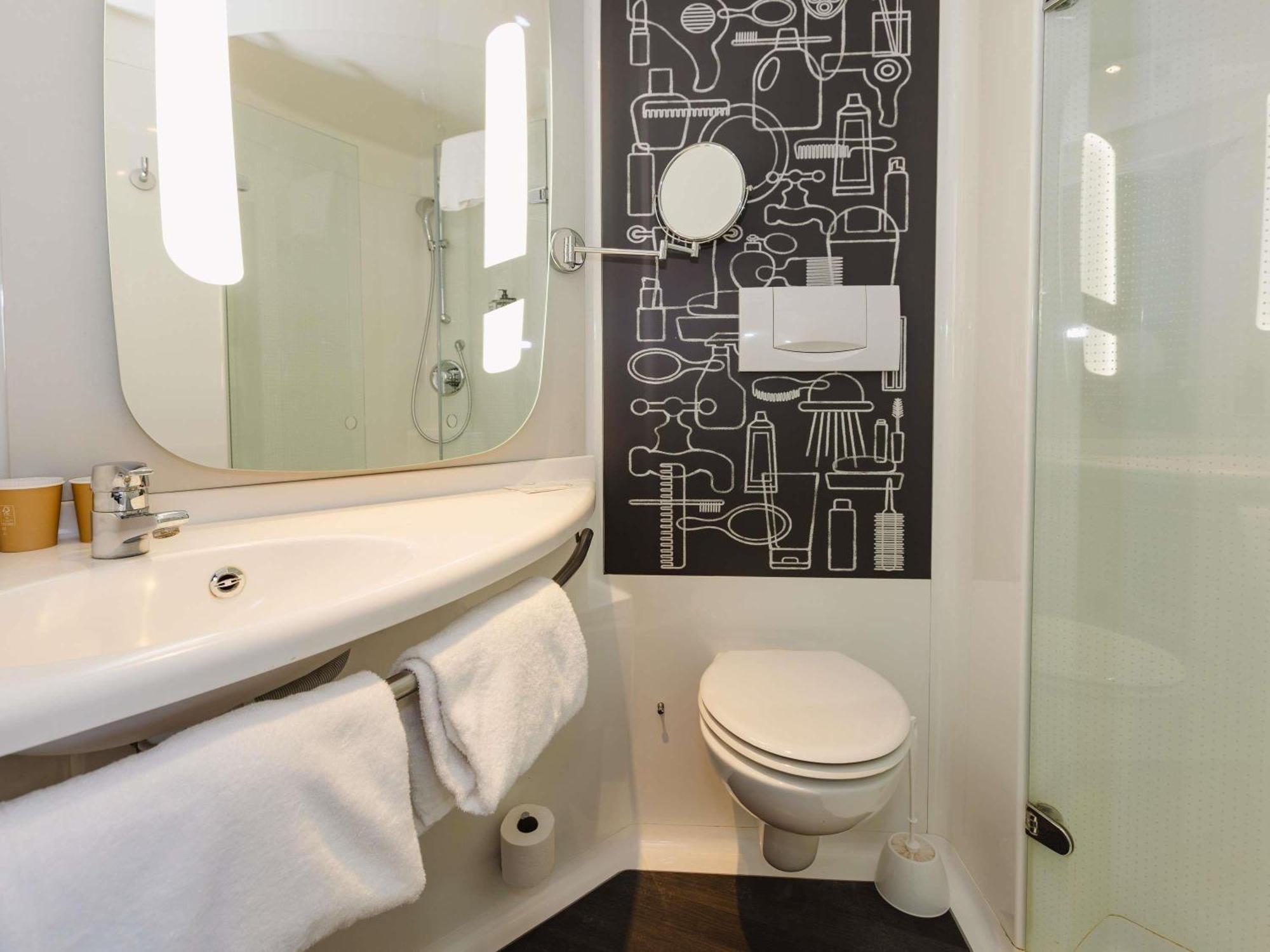 Comfort Room with Double Bed and Two Single Sofa Beds