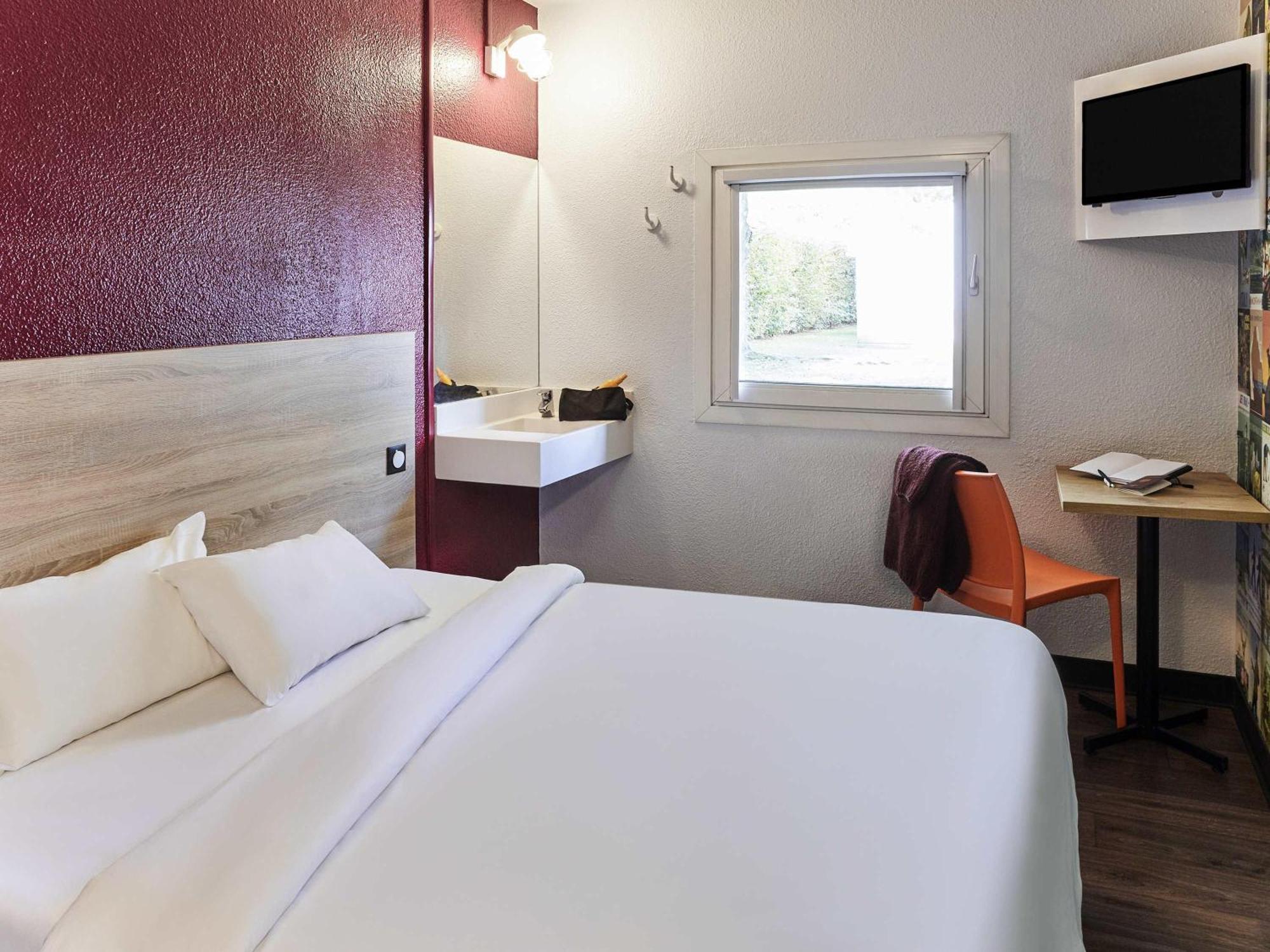 Tandem Room for Two Travelers