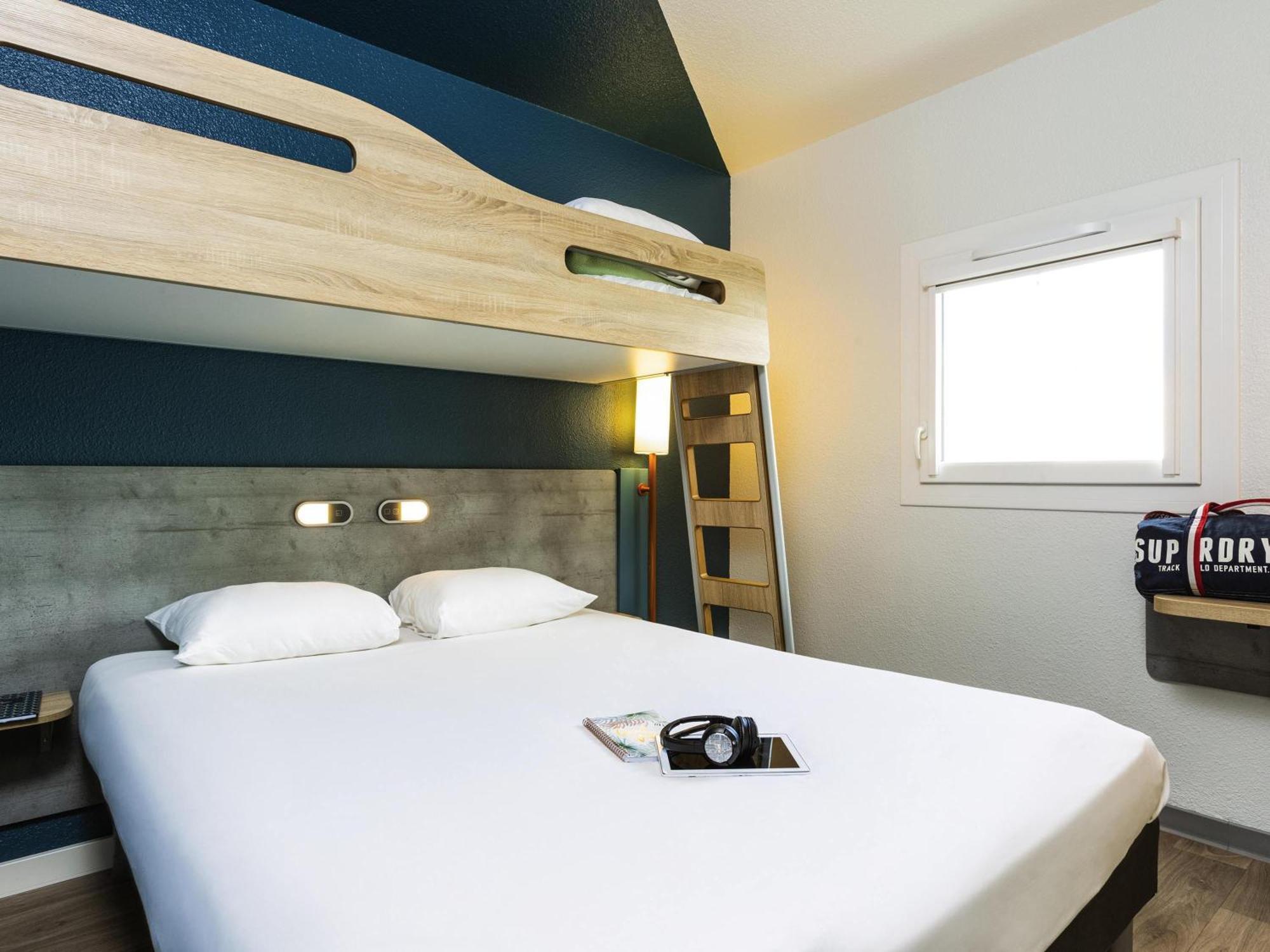 Dreibettzimmer mit 1 Doppelbett und 1 Etagenbett
