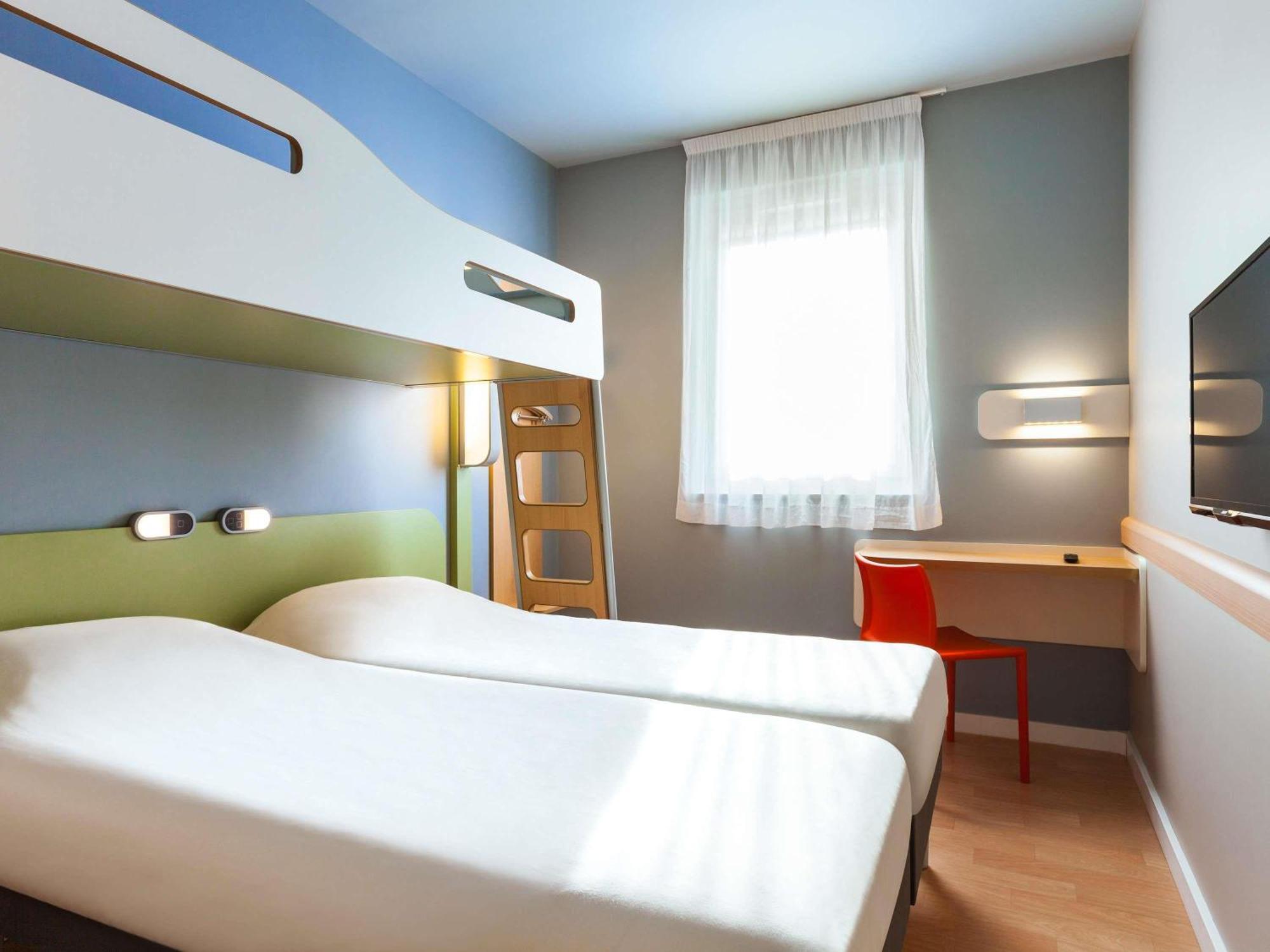 Dreibettzimmer mit 2 Einzelbetten und Etagenbett