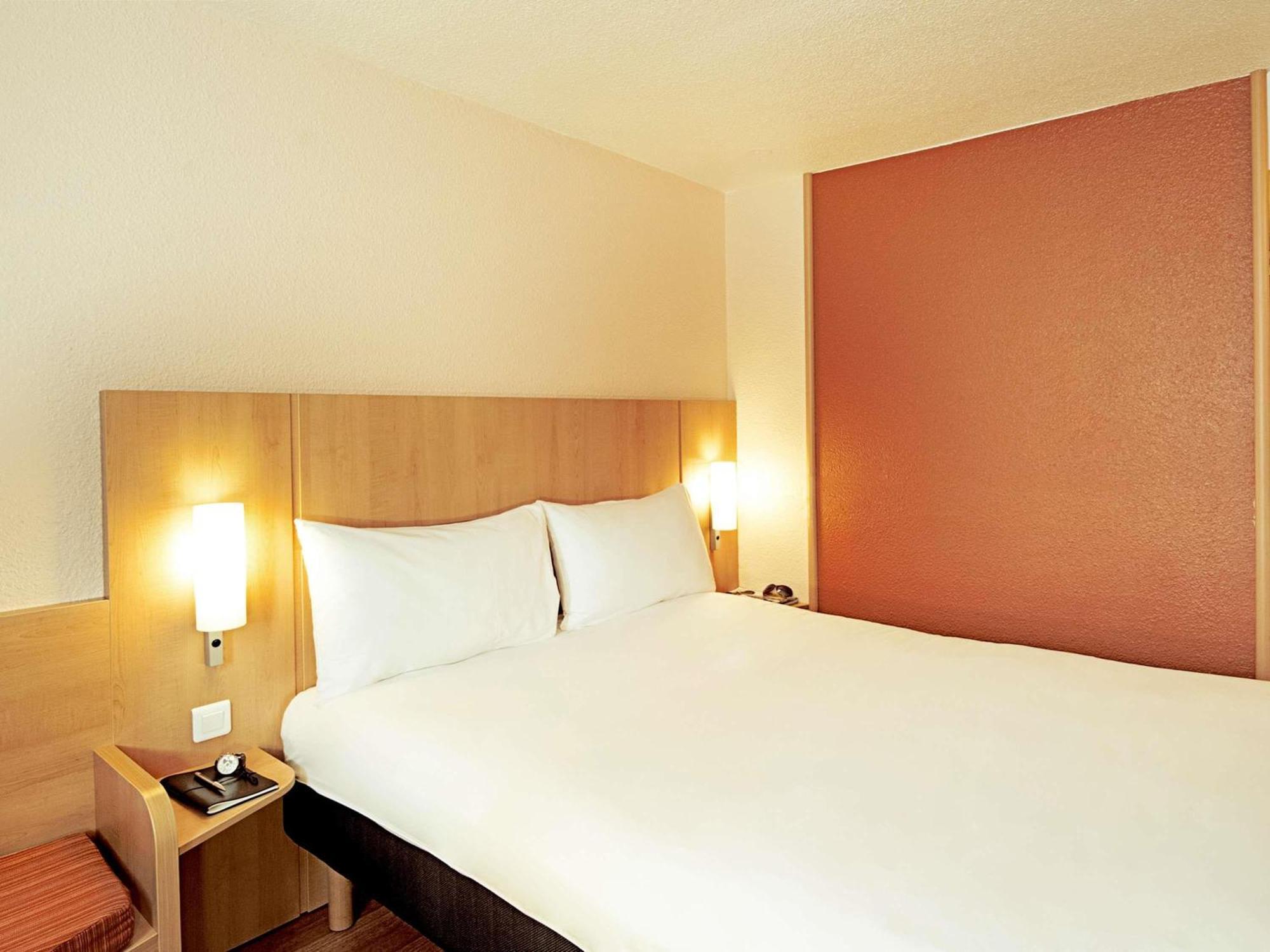 Standard Room with One Double Bed and One Single Bed