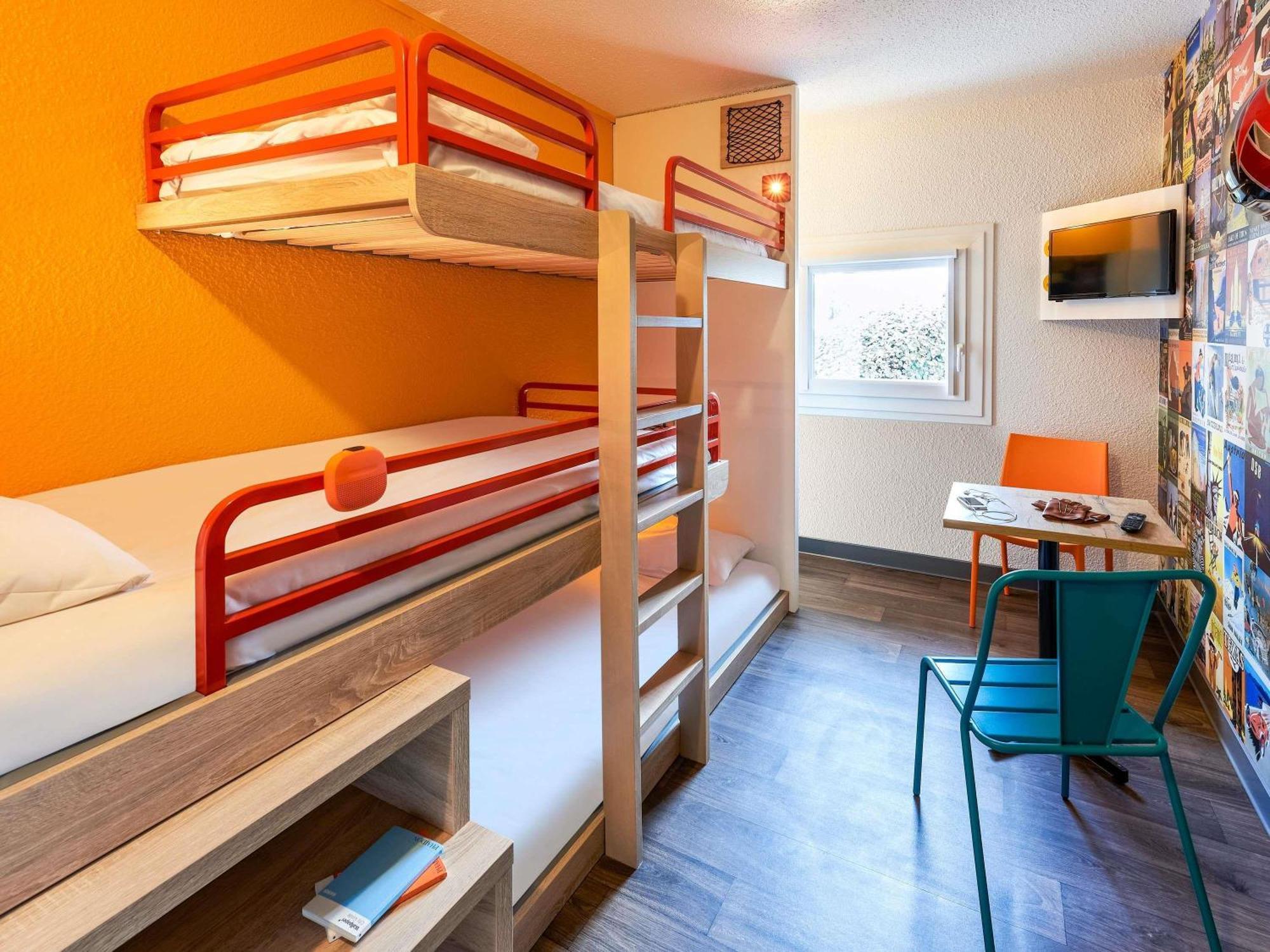 Pausenraum mit 2 Einzelbetten und Zustellbett