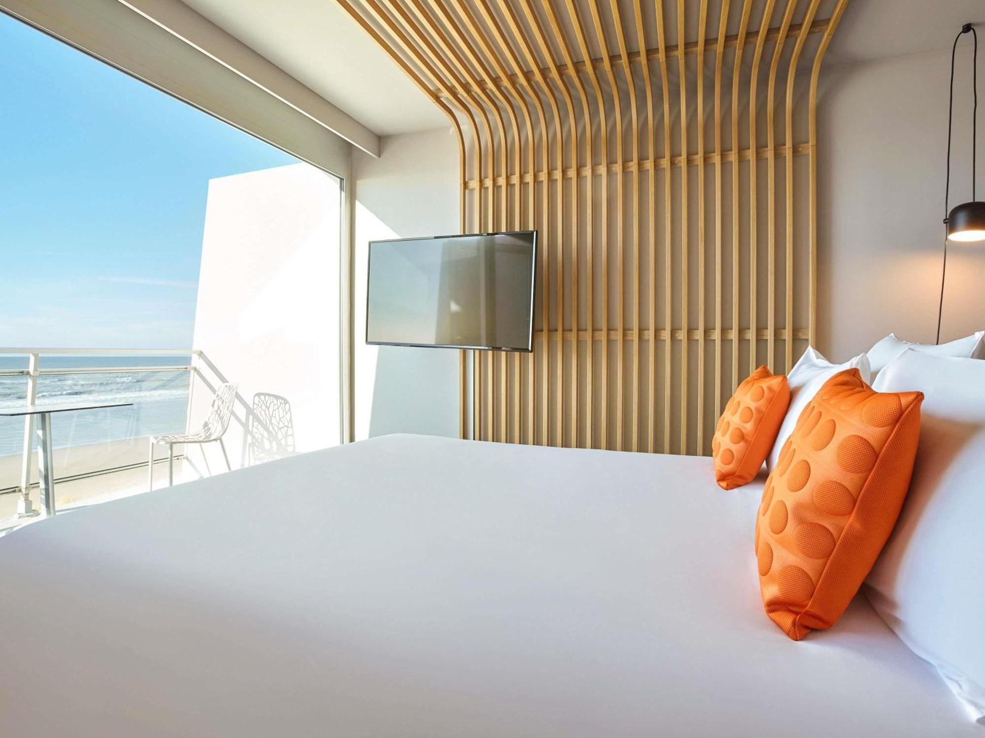 Executive Room with sea view, balcony, double bed and sofa bed