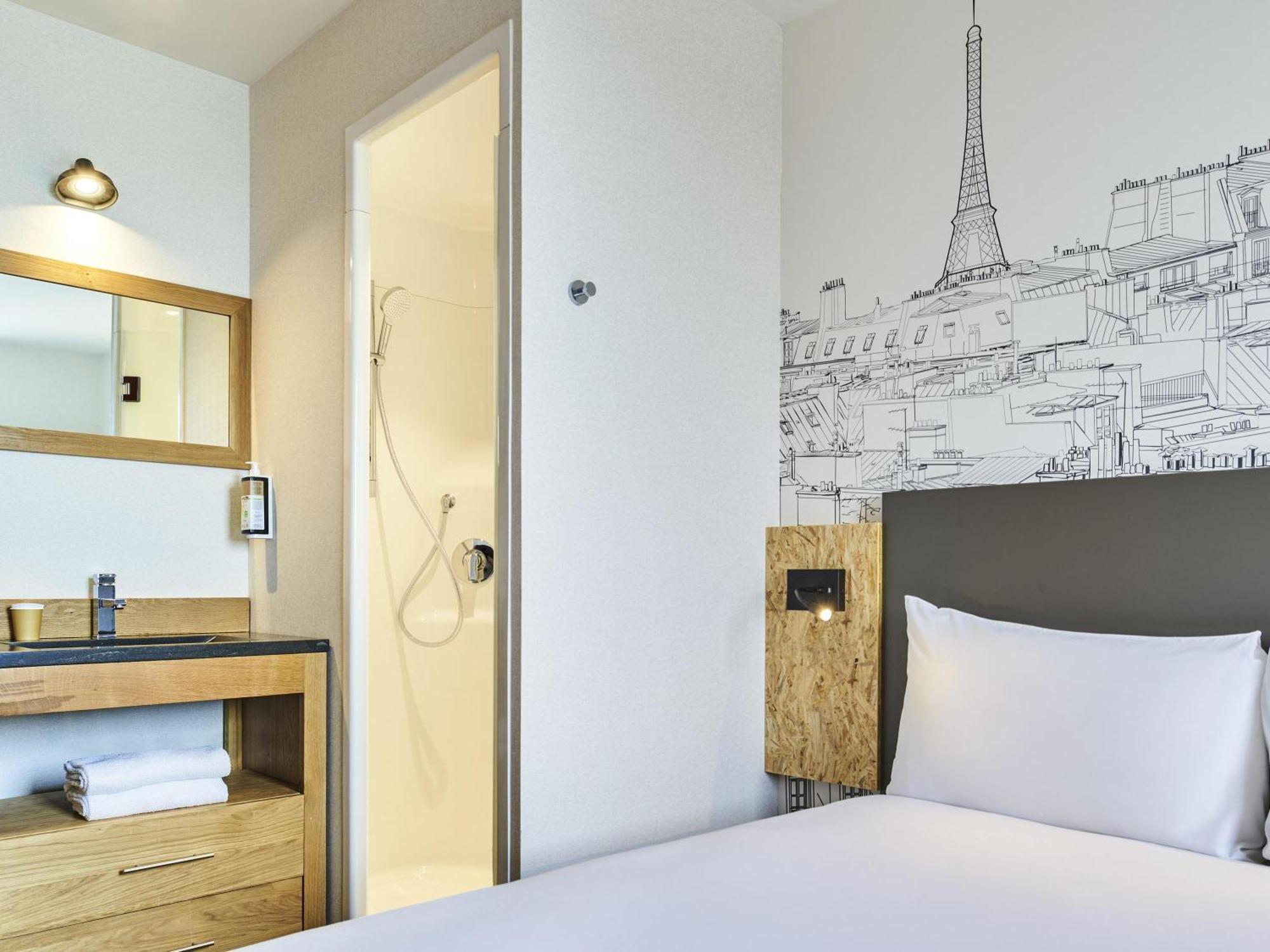 Pop Room with a double bed