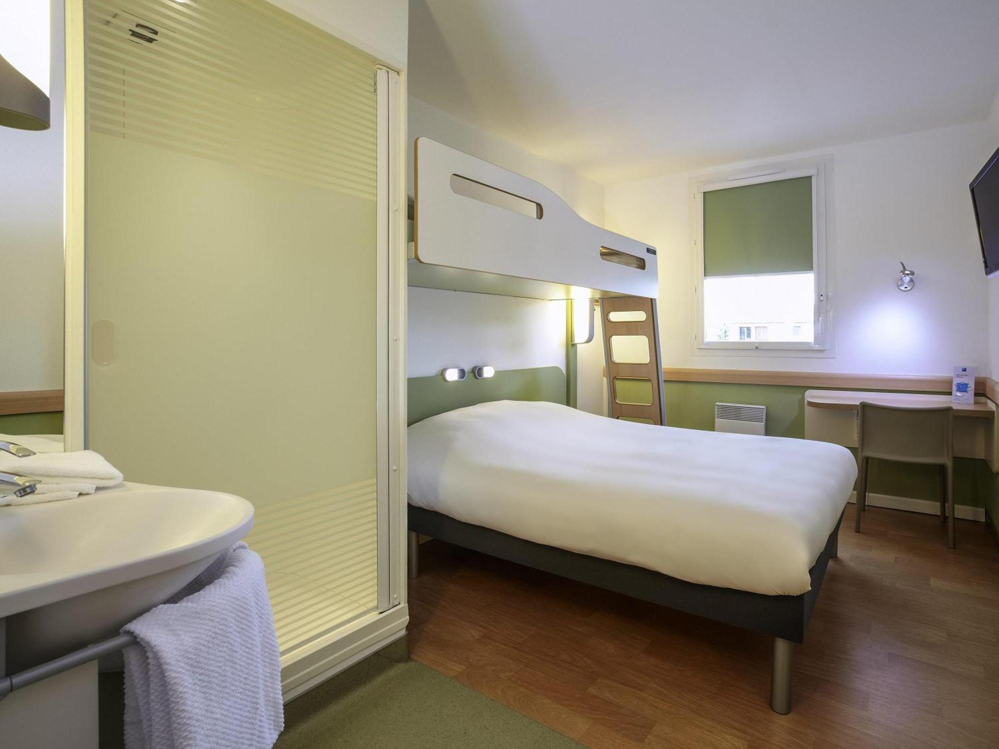 Dreibettzimmer mit 2 Einzelbetten und 1 Etagenbett