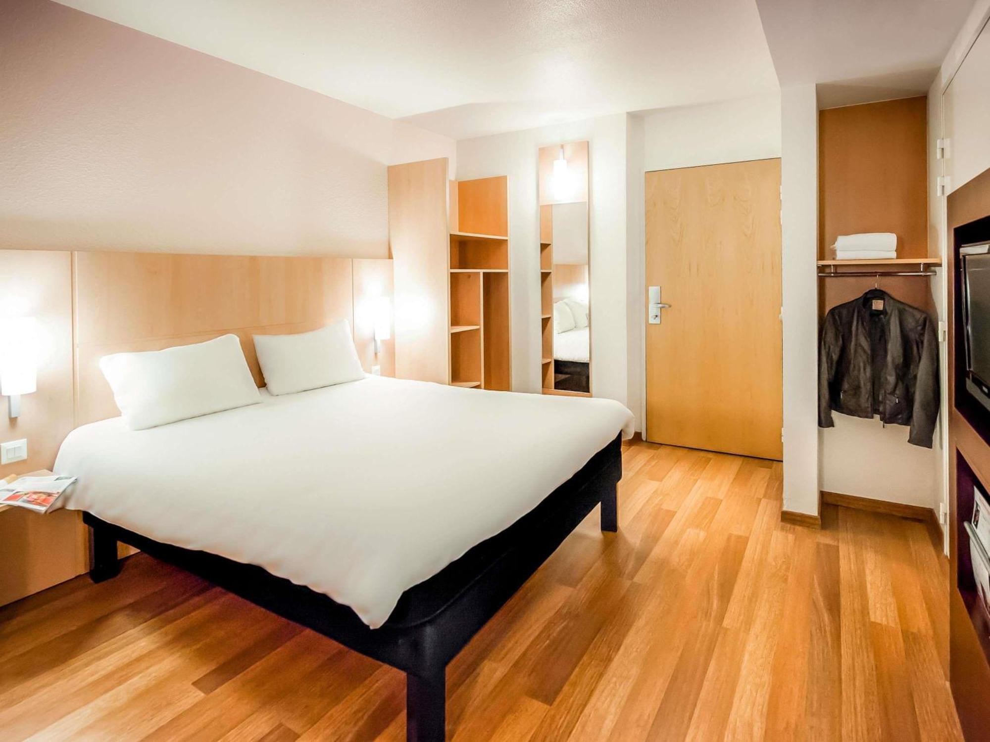 Standard Room with Double Bed and Twin Beds