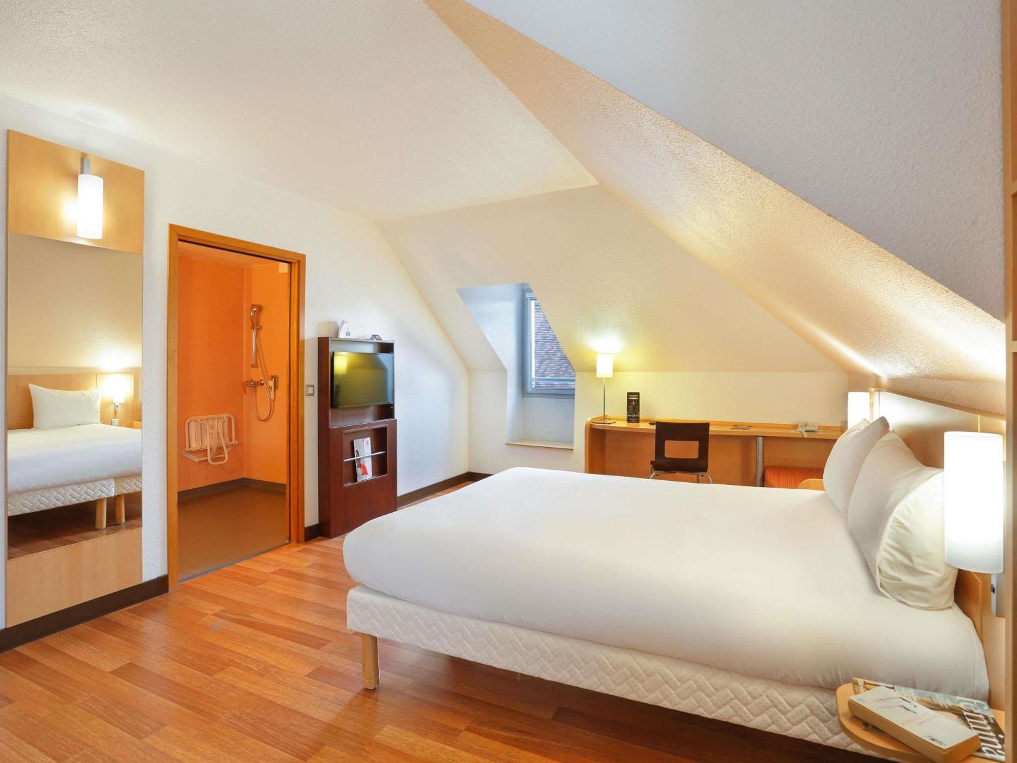 Standard Room with One Double Bed and One Single Bed