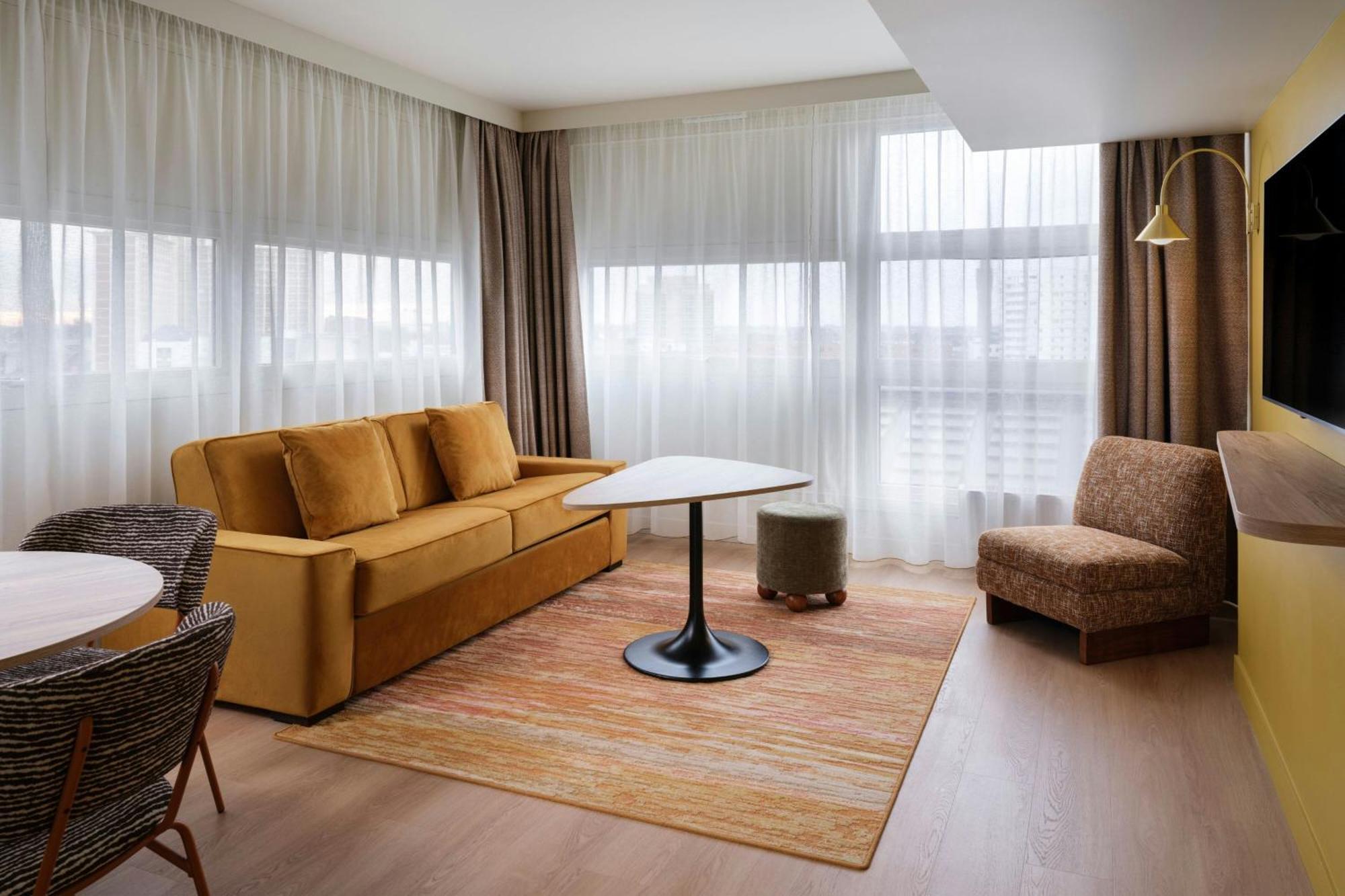 Deluxe One-Bedroom Apartment with City View - High Floor