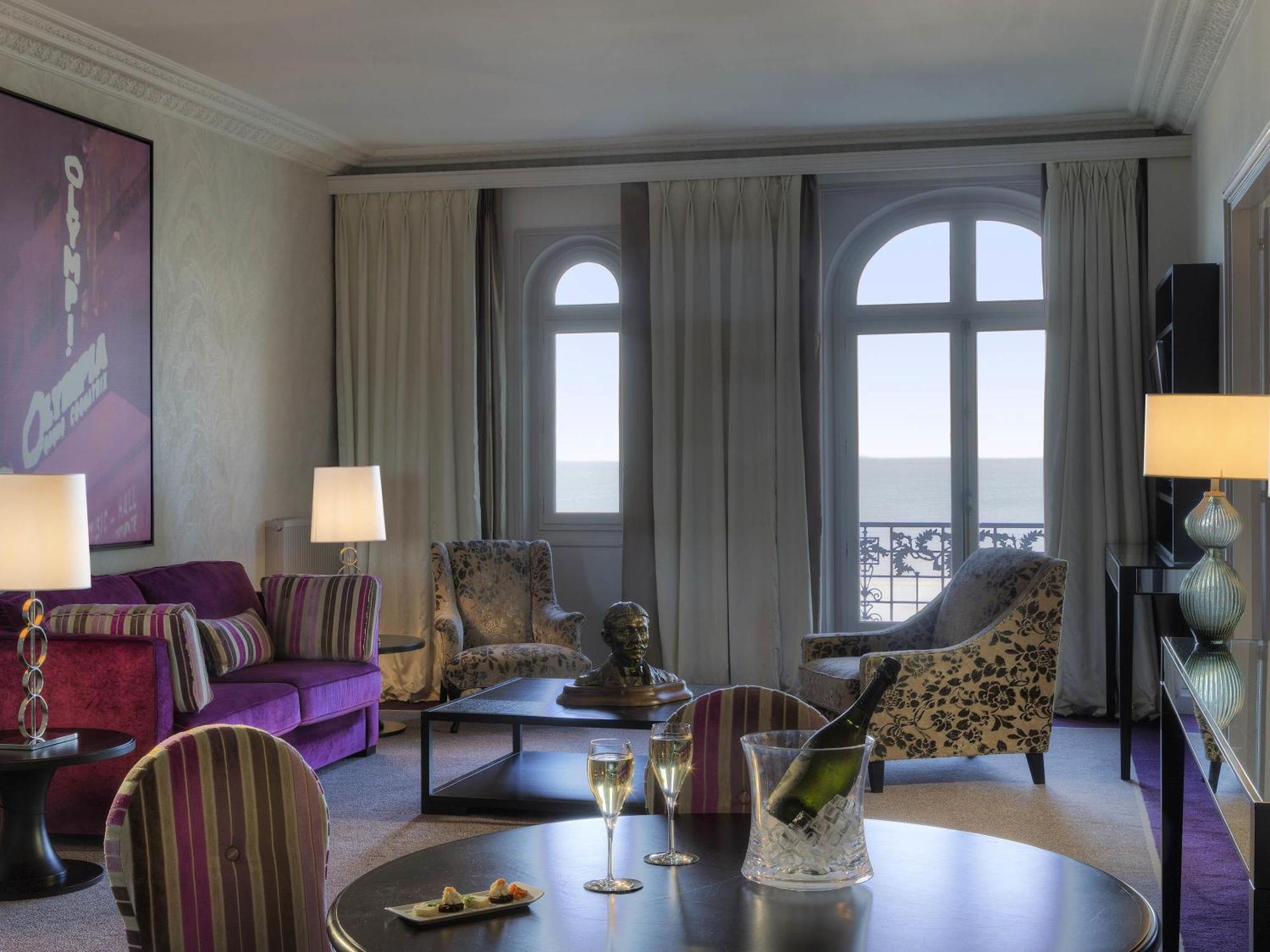 Zimmer Coquatrix mit Kingsize-Bett, Schlafsofa und Meerblick