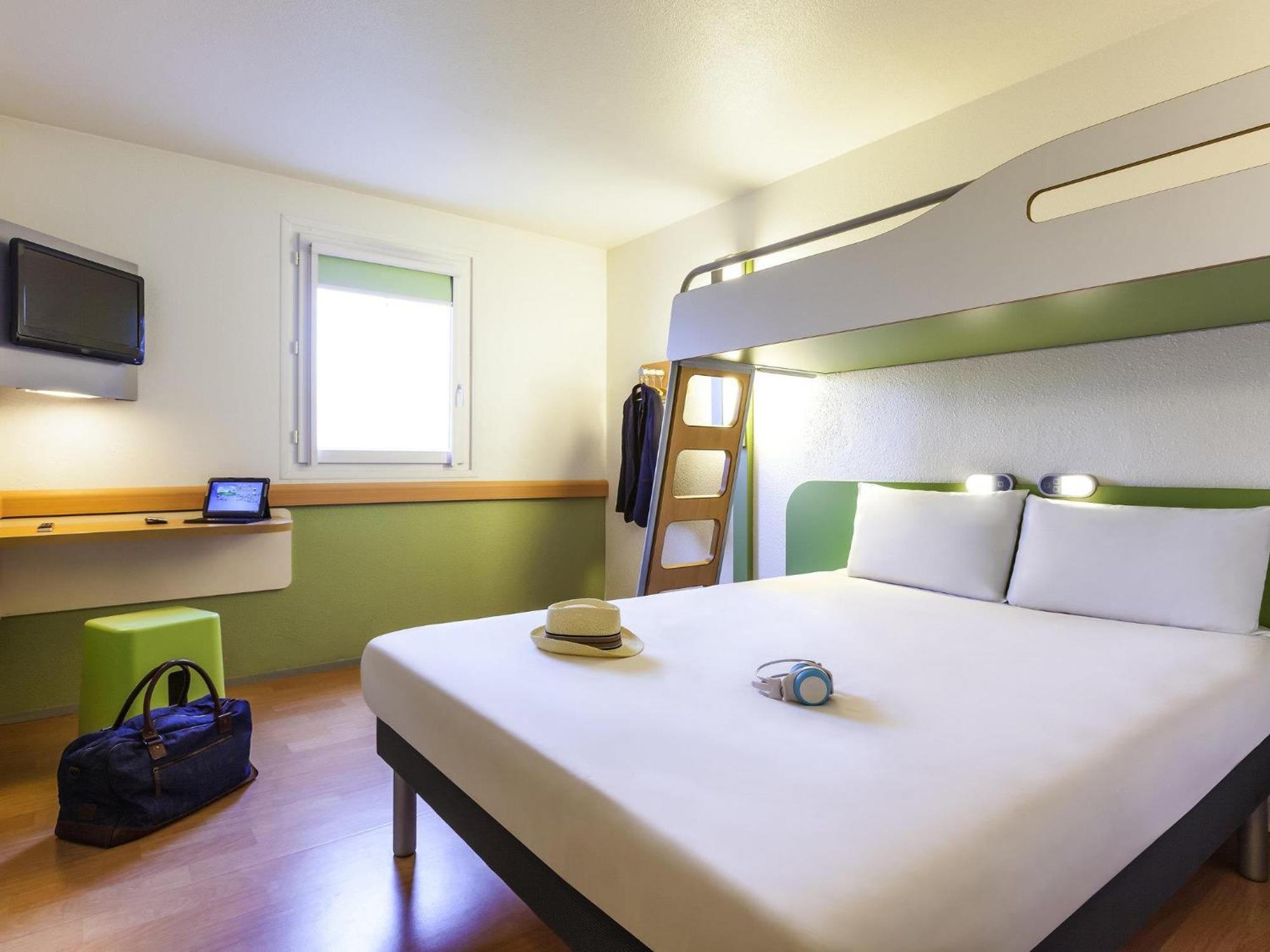Dreibettzimmer mit 1 Doppelbett und 1 Etagenbett