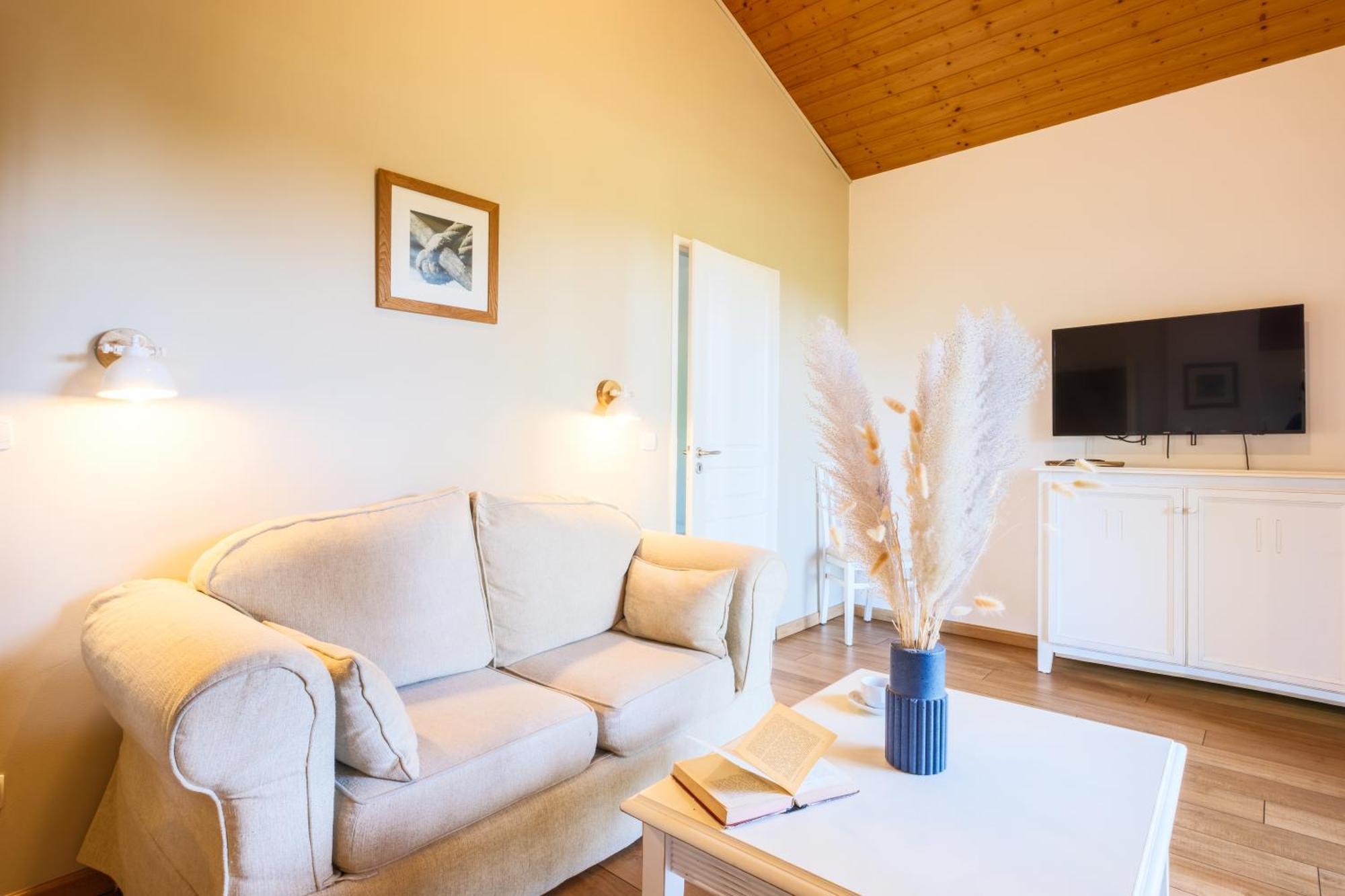 Privilege Two-Bedroom Cottage with Terrace (4 People) - Lake Side
