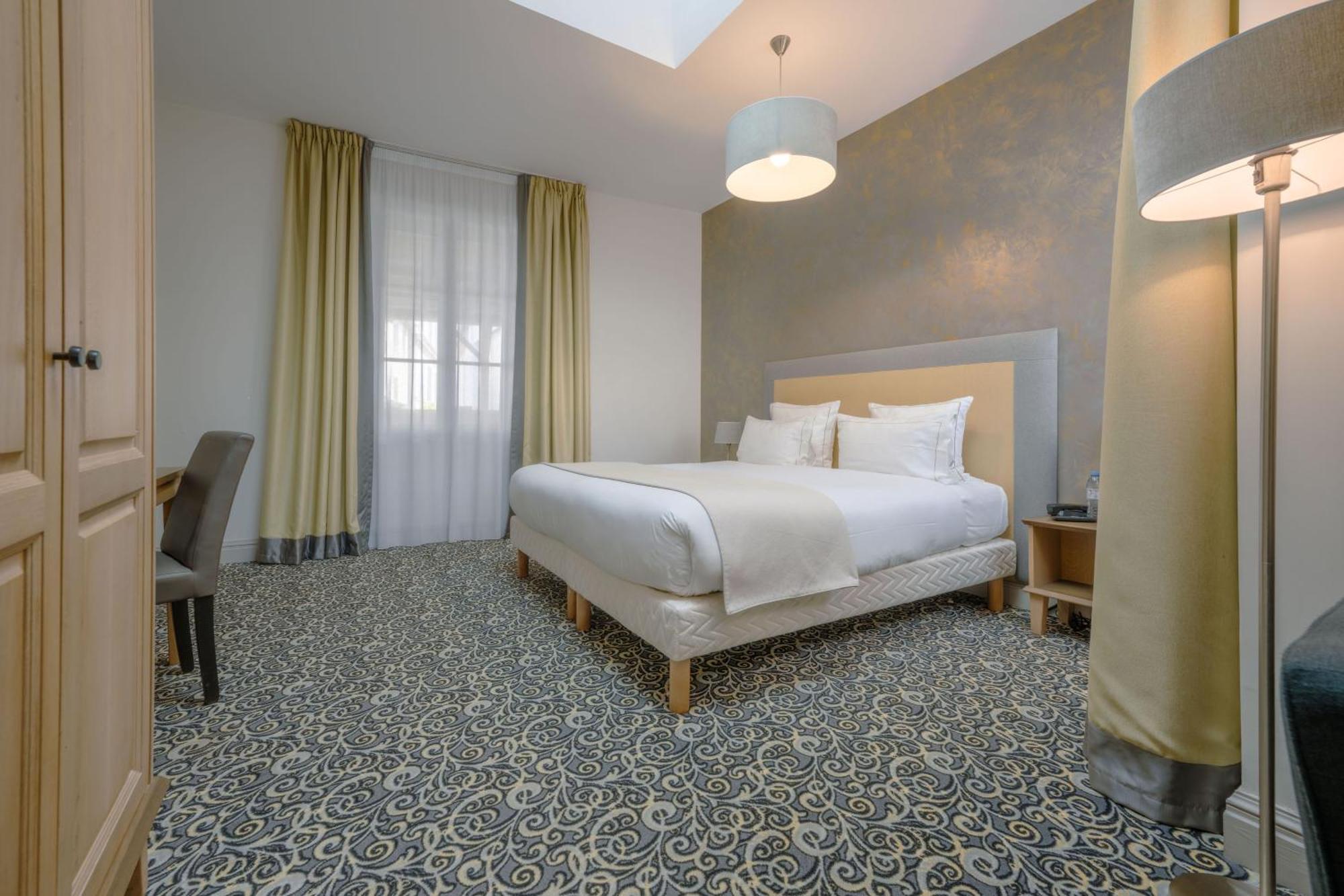 Deluxe Double Room (2 Adults + 1 Child)