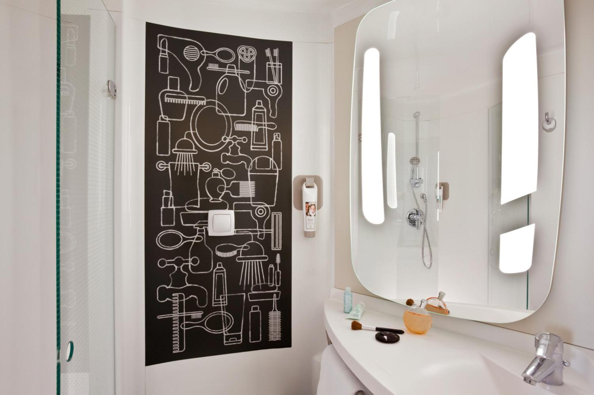 Two Connecting Rooms,1274029945:JPEG