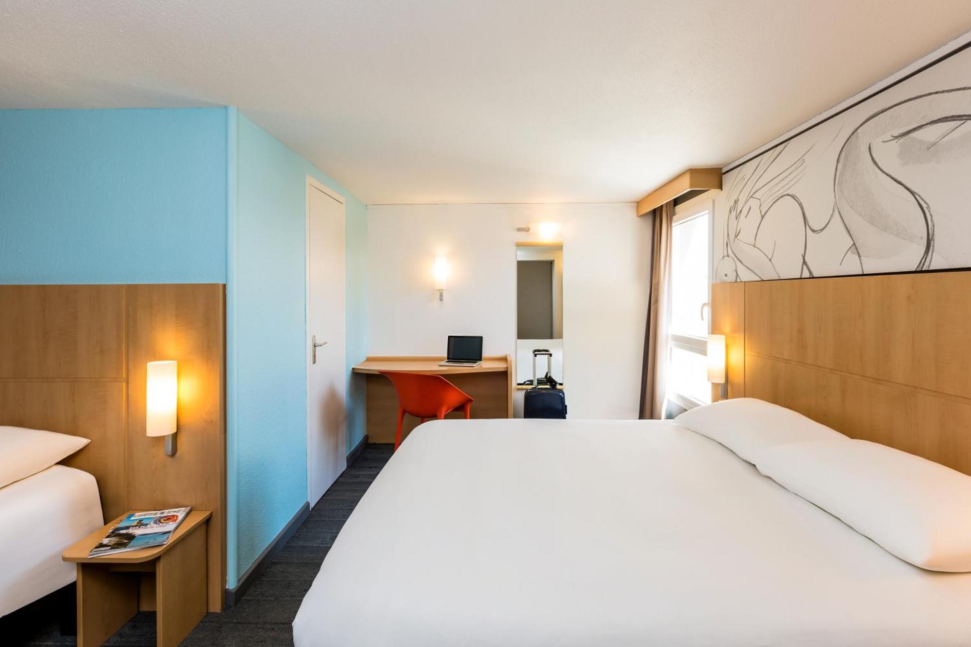 Standard Room with One Double Bed and One Single Bed