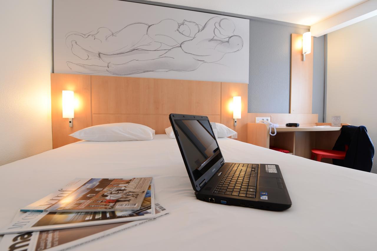 2 Adjacent Rooms