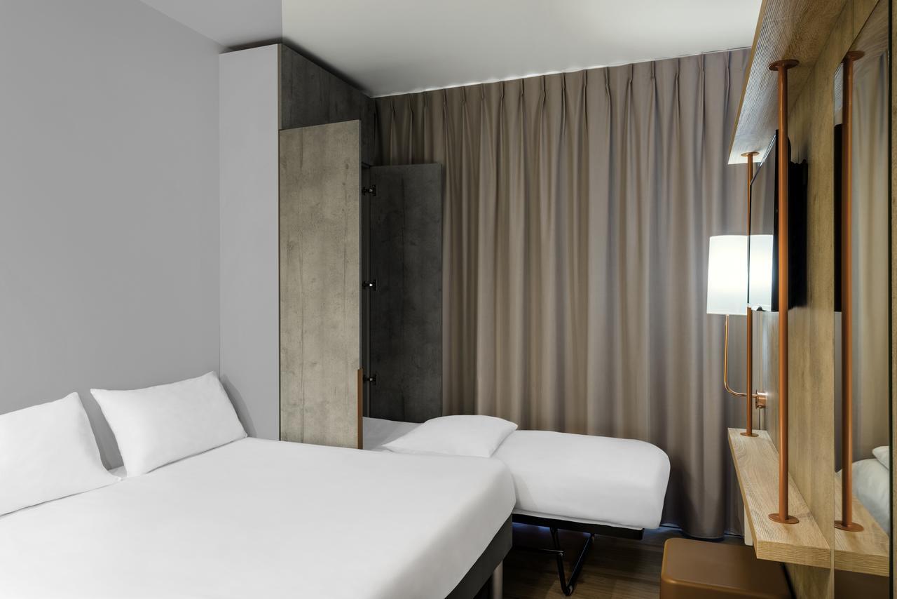 Dreibettzimmer mit großem Doppelbett und Klappbett (3 Erwachsene)