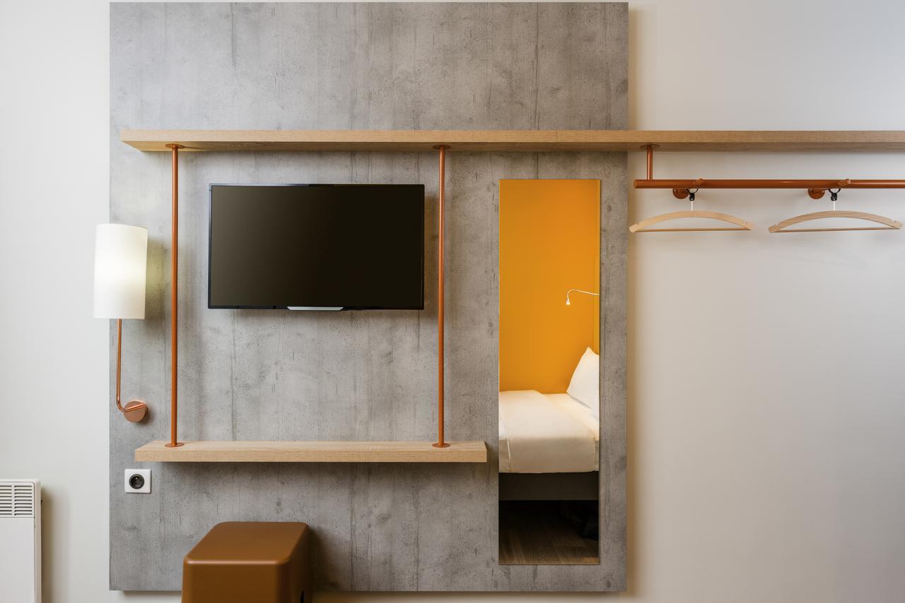 Doppelzimmer mit großem Doppelbett