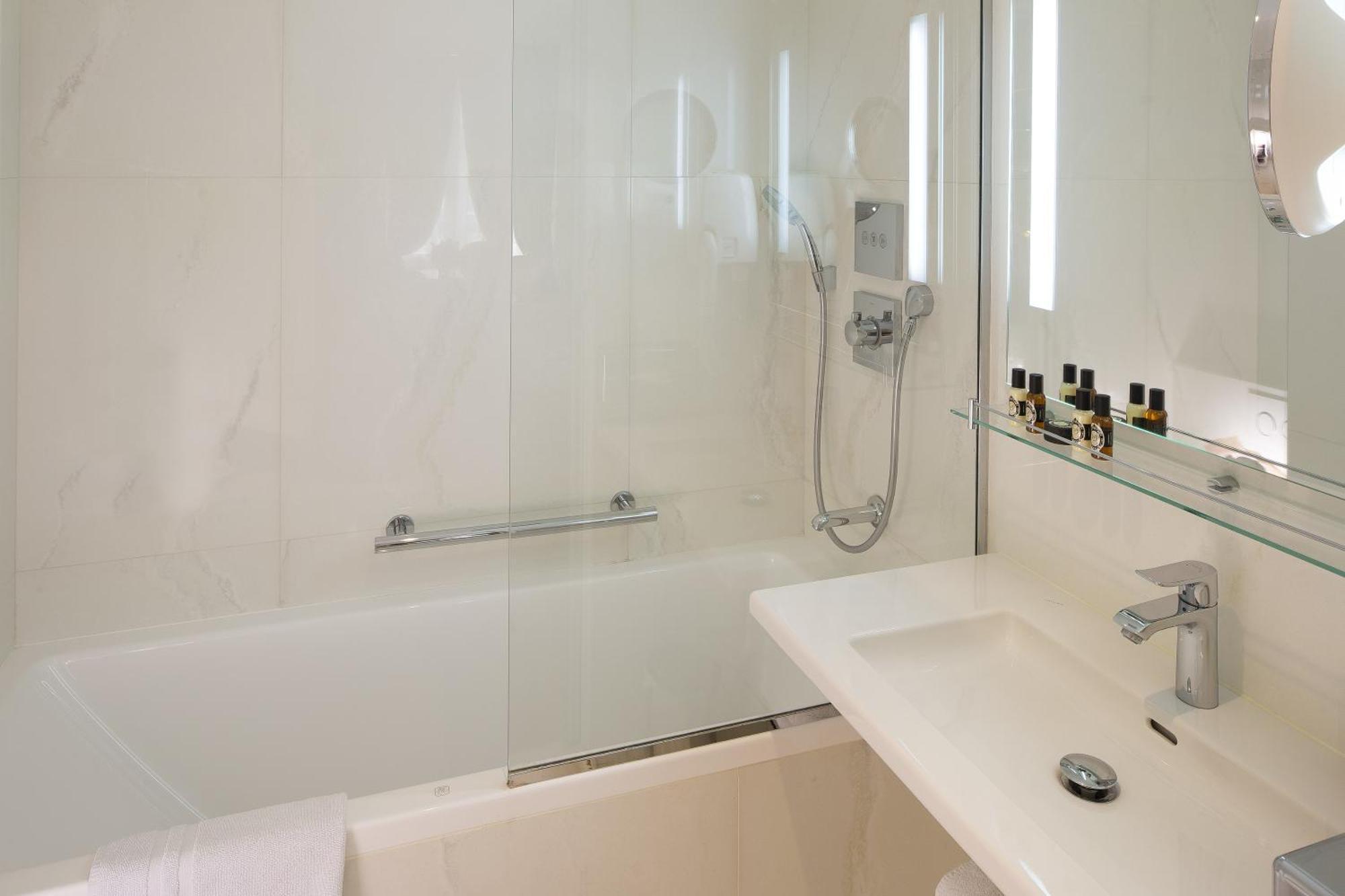 Junior Suite Spa Bath,415678431:JPEG