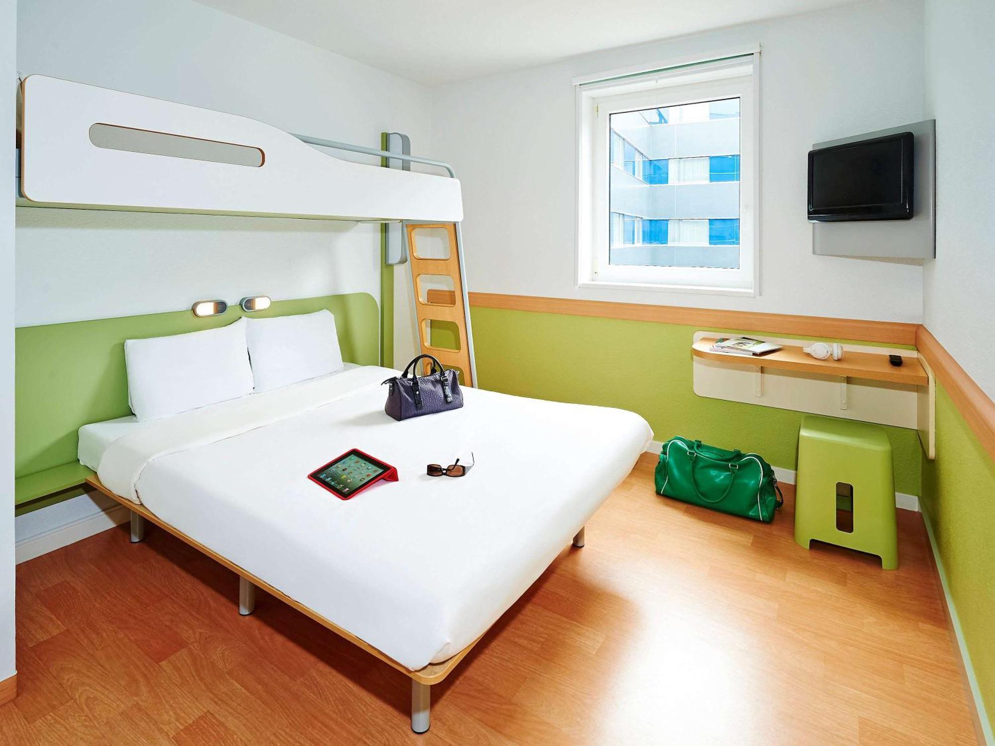 Dreibettzimmer mit Doppelbett und Etagenbett