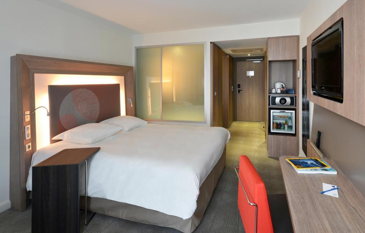 king size room with sofa bed