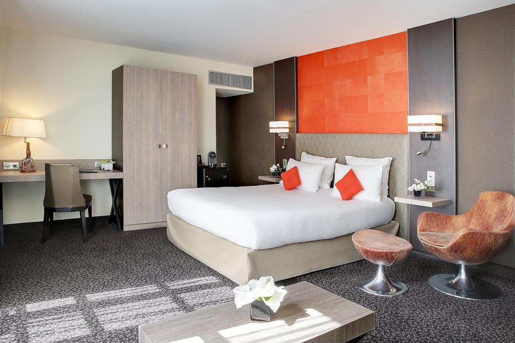 Junior Queen Suite
