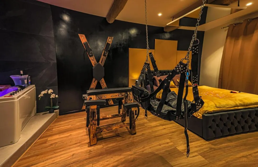 La loveroom bdsm grassoise La chambre des désirs-1