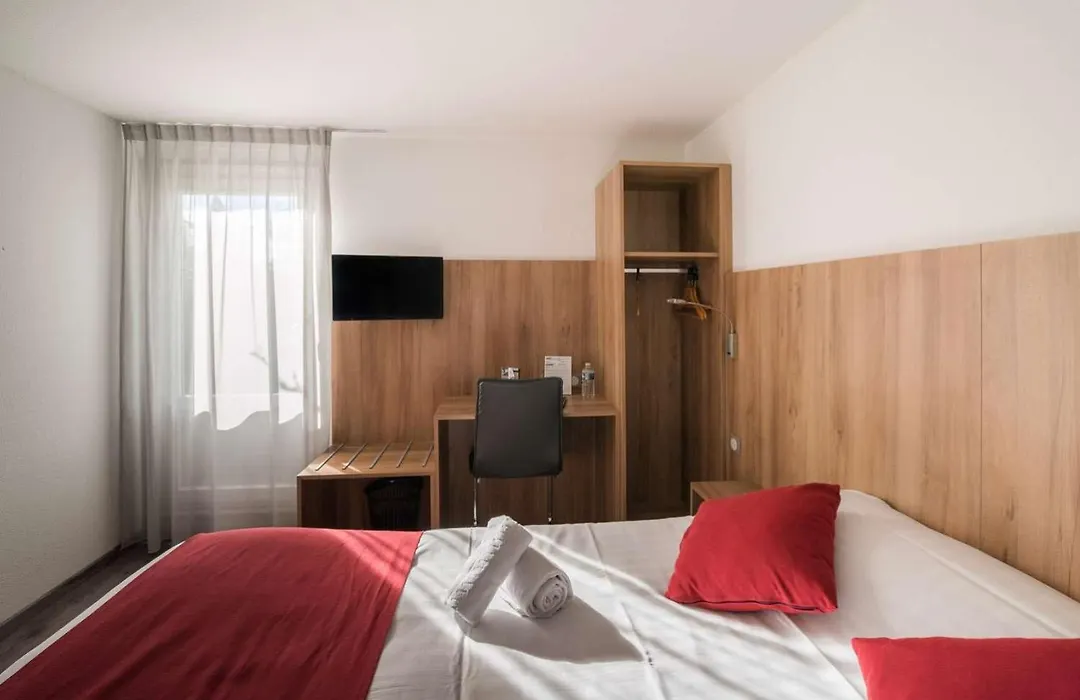 Brit Hotel Plaisance A9/A61-1