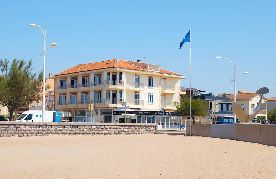 Hotel De La Mer-1