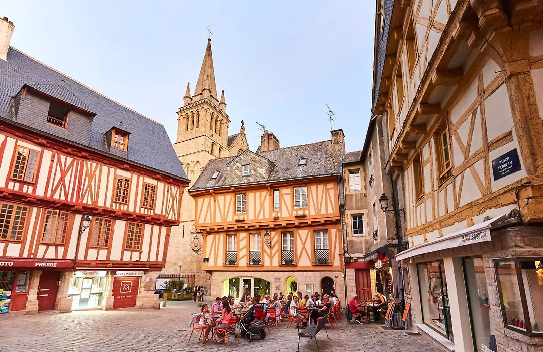 Escale Oceania Vannes Centre-1