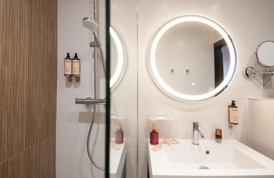 Best Western Premier Le Patio des Artistes Wellness Jacuzzi-1