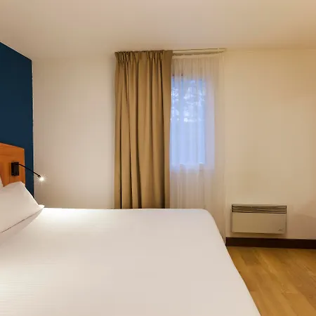 Comfort Hotel Evreux-3