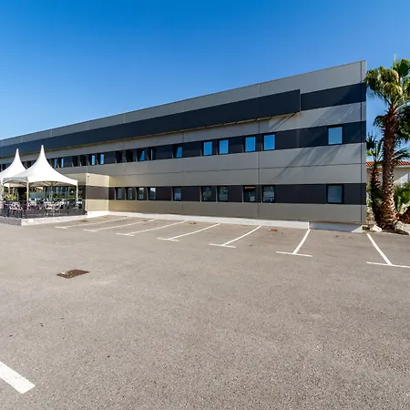 Brit Hotel Porte D'Espagne-2