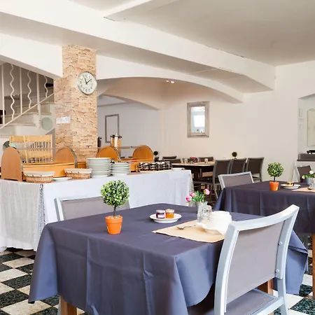 Le Petit Manoir Hotel Provence-3